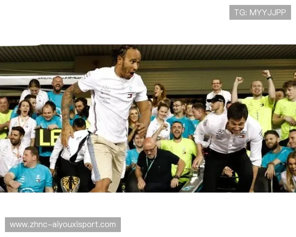 世界冠军错把对手当朋友拥抱！画面尴尬