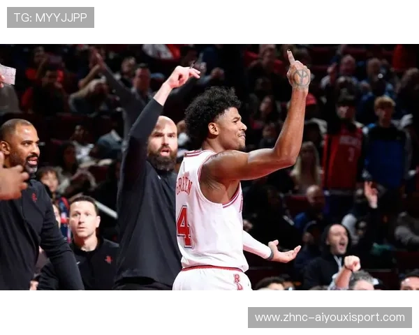 NBA火箭小将强突两个防守人打板命中