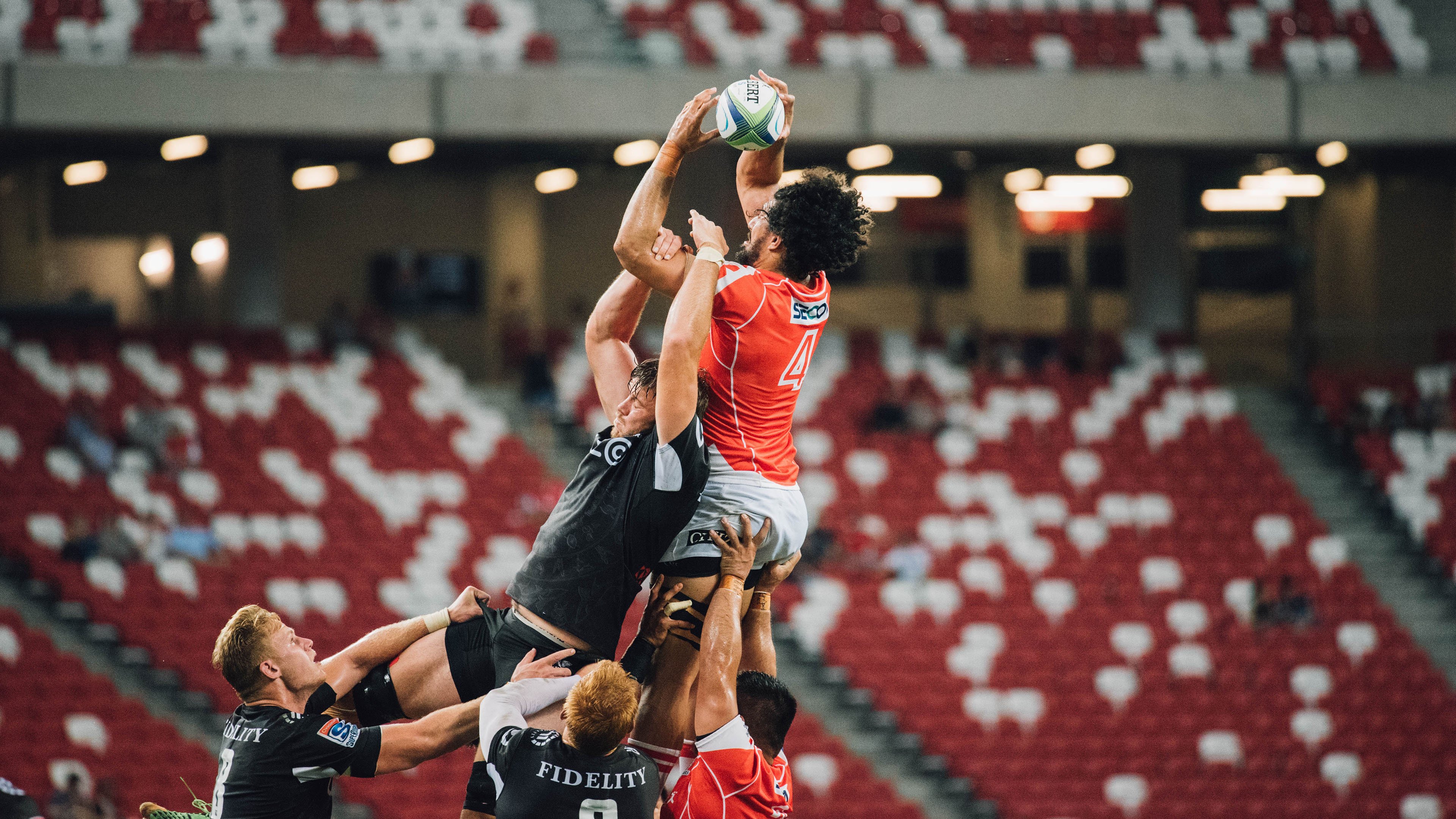 法甲经典战役:高空球争夺中的力量角逐